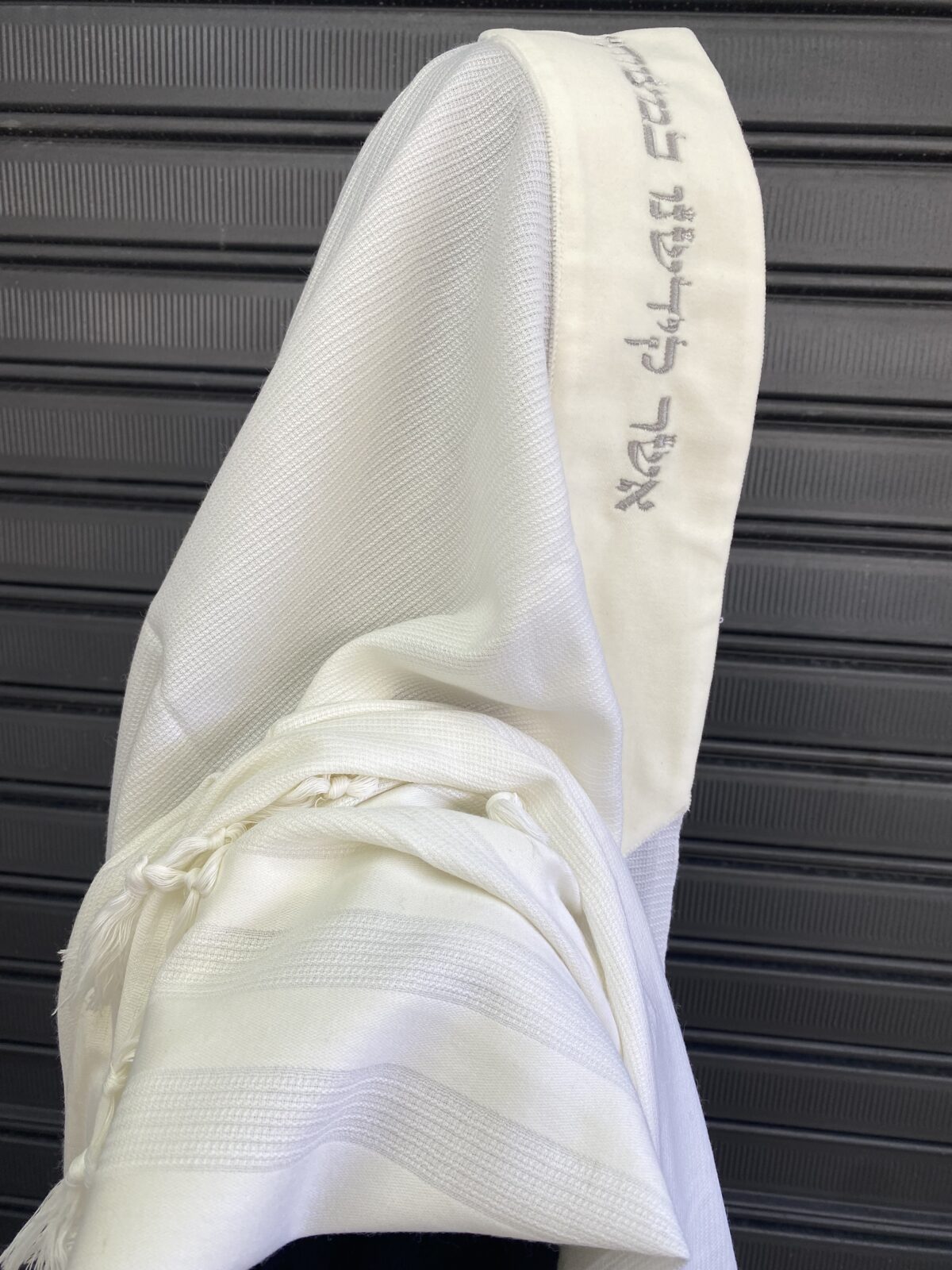 טלית צמר מהודרת קטיפה שמנת — עטרה ייחודית מקטיפה גרמנית