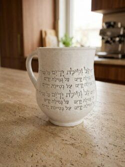 נטלה גוון לבן כתוביות