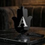 תליון לרכב-שחור אות מובלטת