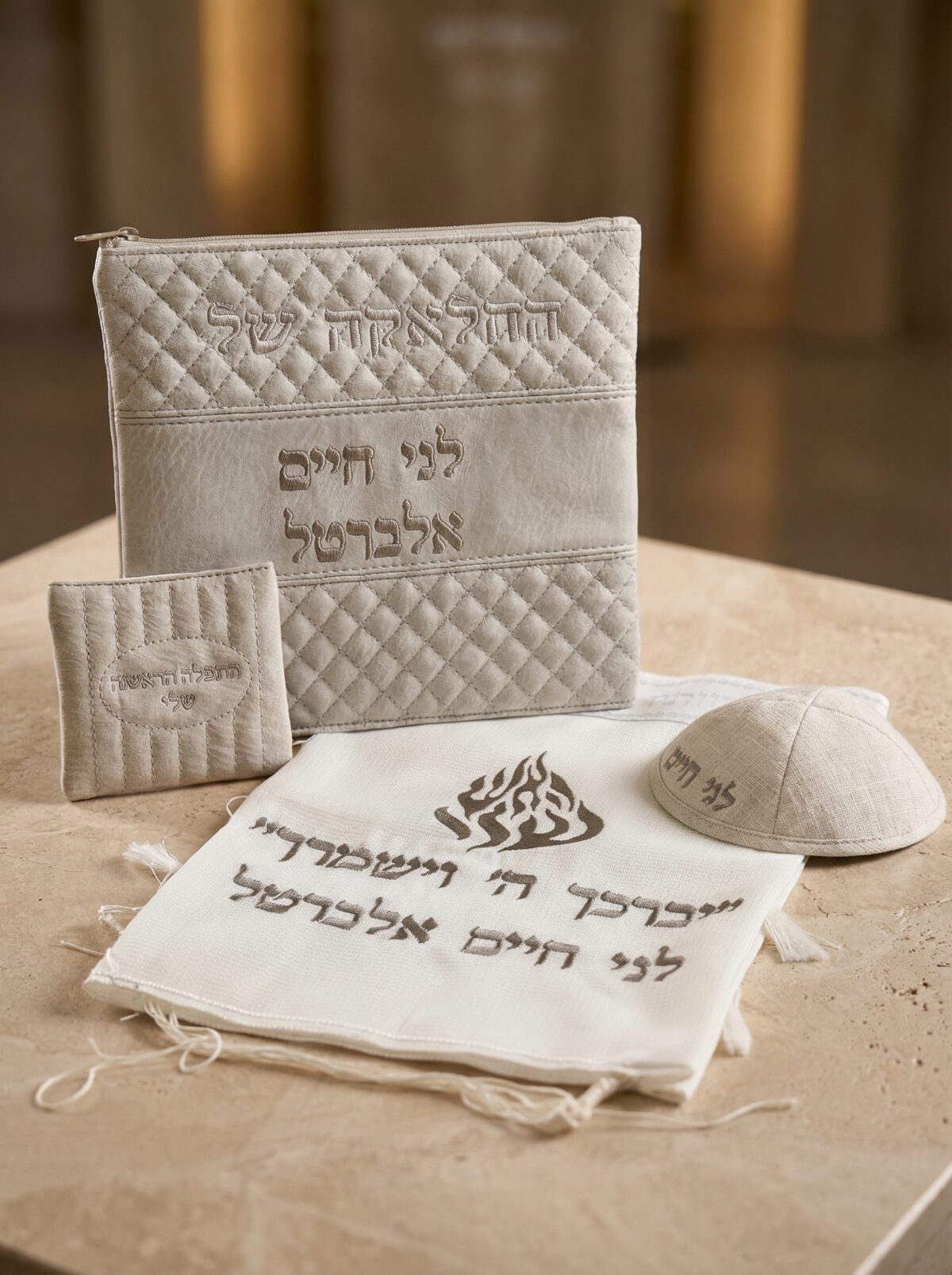 מארז חלאקה בגוון בז — טלית עם רקמה, כיפה וכיסוי תלתל תואם
