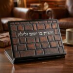 שטנדר מעץ- כותל חום