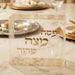 מעמד למצה מפרספקס - אותיות בולטות