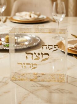 מעמד למצה מפרספקס - אותיות בולטות