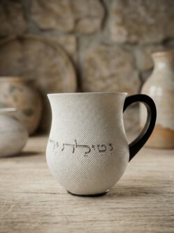 נטלה אפורה ידיות שחורות