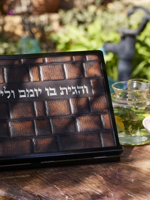 שטנדר מעץ- כותל חום