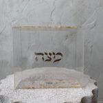 מעמד למצה מפרספקס- אותיות בולטות