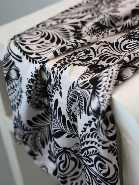 דגם עלים שחורים בד-לונג