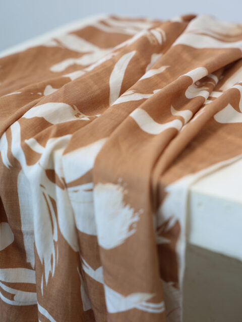 דגם עלים חום בד-לונג