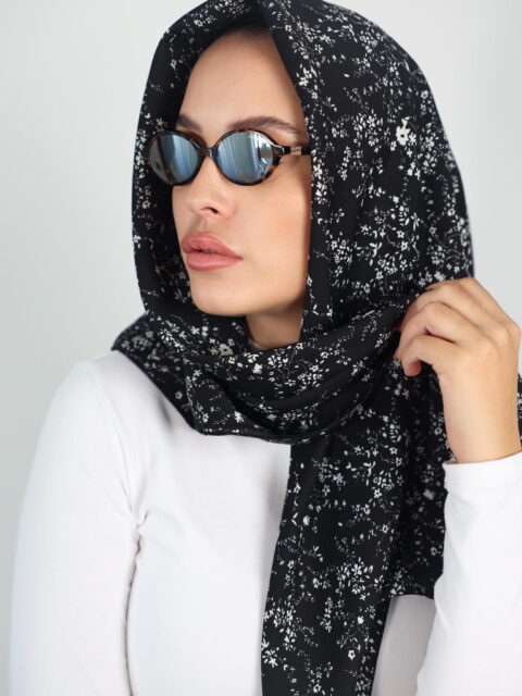 דגם פרחים עדינים שחור  קרפ -כיסוי מלא