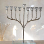 חנוכיה מהודרת- דגם ארי כסף