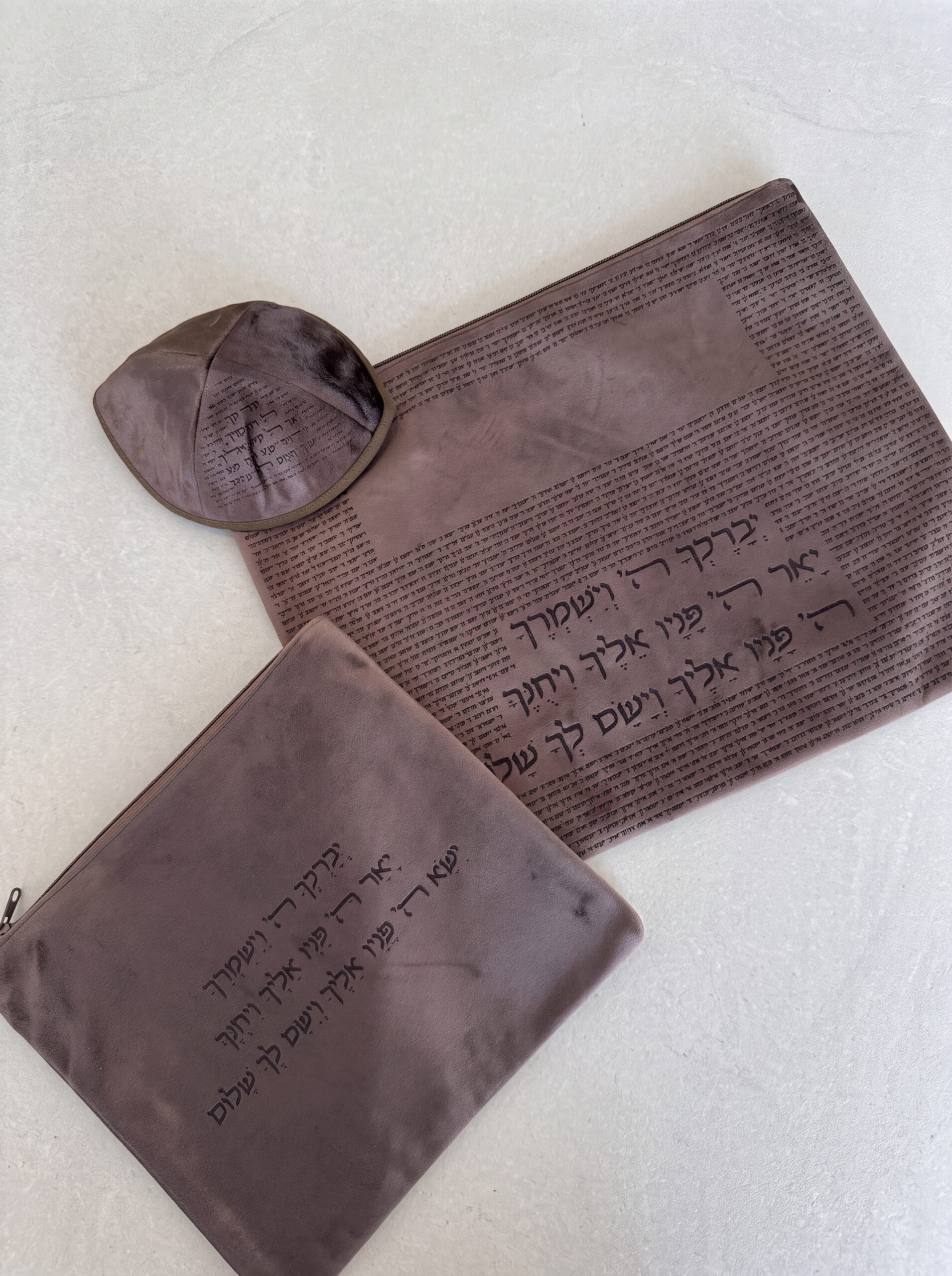 c7ed8aae-4fe5-428a-ad77-f0632bb57684_refined_1787483641640 סט כיסוים וכיפה -קטיפה חום האש שלי – תמונה 1